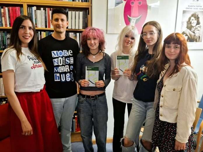Valentina Mavretić s profesorom i učenicama